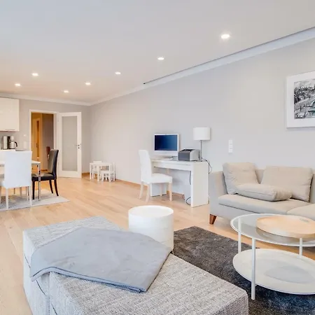 Schoene Am Dresdner Zwinger *