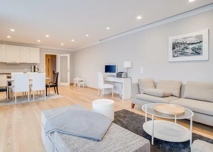 Schoene Am Dresdner Zwinger *